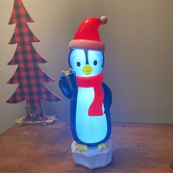 NWT- 14β LED Light Up Adorable Penguin Decoration π Operated - Picture 16 of 17